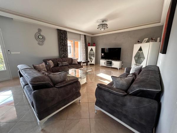 Villa familiale récente de 176m2 avec bureau - entrepôt professionnel