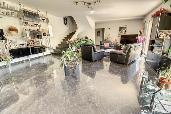 A VENDRE Maison 7 pièce(s) 325m² - DEPENDANCE - SOUS SOL - ATELIER - GARAGE - PISCINE