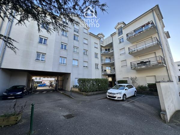 Rez de jardin
                                                                                                                                                                                                                                                                                                                        3 pièce(s)                                                                                                                                                                                                          2 chambre(s)                                                                                                                                                                                                          61  m²