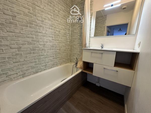 Rez de jardin
                                                                                                                                                                                                                                                                                                                        3 pièce(s)                                                                                                                                                                                                          2 chambre(s)                                                                                                                                                                                                          61  m²