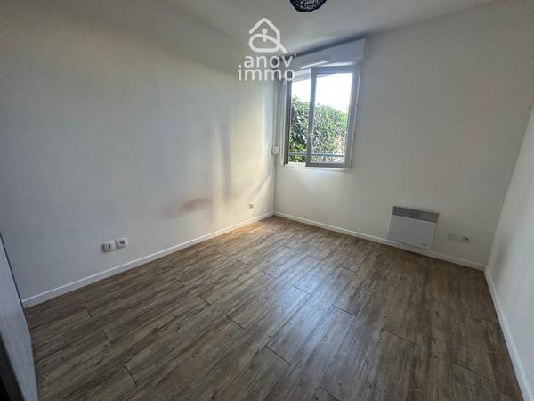 Rez de jardin
                                                                                                                                                                                                                                                                                                                        3 pièce(s)                                                                                                                                                                                                          2 chambre(s)                                                                                                                                                                                                          61  m²