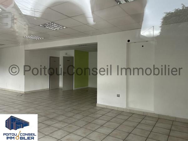 NIORT LOCAL TERTIAIRE OU SERVICE SUR AXE ENTRANT DE VILLE 85M2 AVEC GRANDE VITRINE