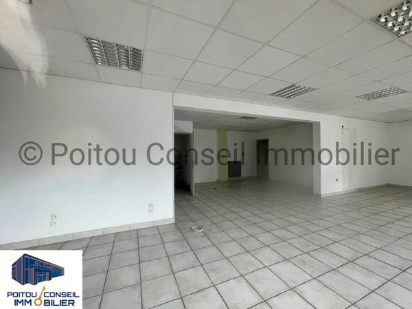 NIORT LOCAL TERTIAIRE OU SERVICE SUR AXE ENTRANT DE VILLE 85M2 AVEC GRANDE VITRINE