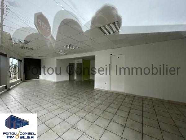 NIORT LOCAL TERTIAIRE OU SERVICE SUR AXE ENTRANT DE VILLE 85M2 AVEC GRANDE VITRINE