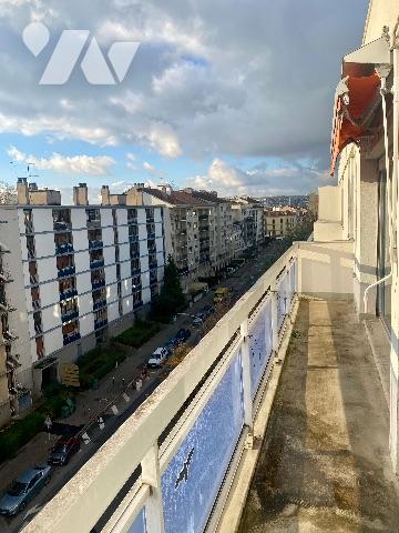 À vendre en exclusivité: Superbe appartement de 112 m² à Nancy avec ses 3 balcons, cave et parking.
