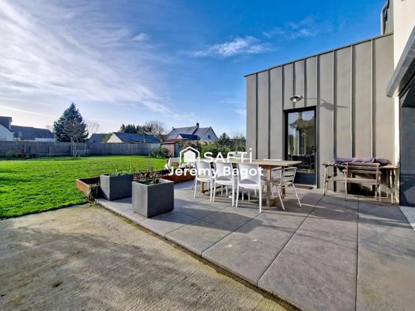 5 chambres et 3 salles de bains.