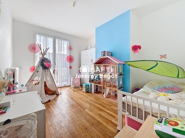 5 chambres et 3 salles de bains.