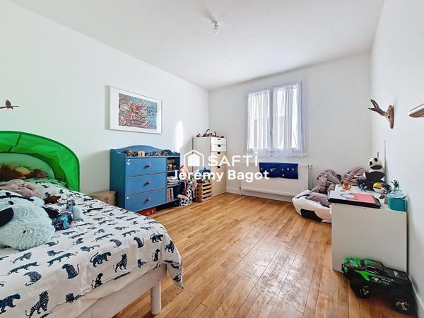 5 chambres et 3 salles de bains.