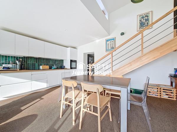 5 chambres et 3 salles de bains.