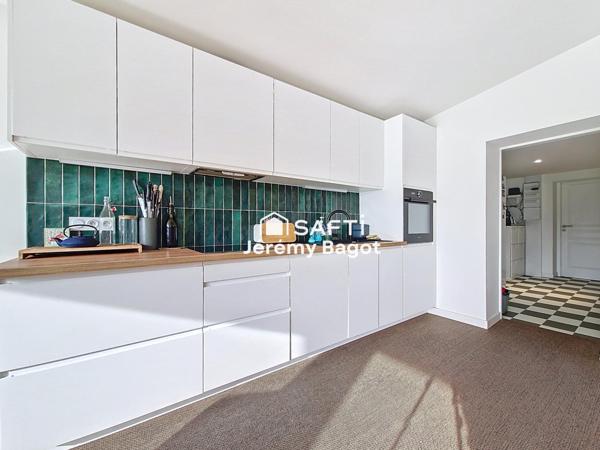 5 chambres et 3 salles de bains.