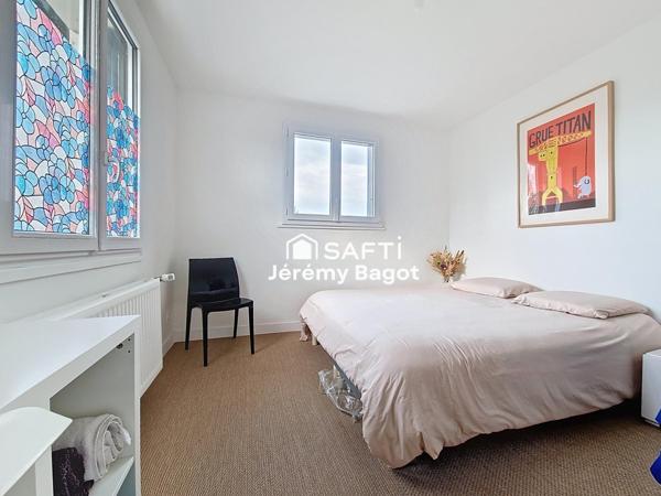 5 chambres et 3 salles de bains.