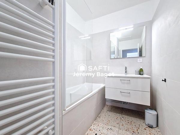 5 chambres et 3 salles de bains.