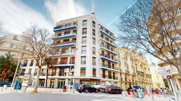 NICE - CARRÉ D'OR / VICTOR HUGO : UN JOLI 3 PIÈCES TRAVERSANT AVEC BALCONS