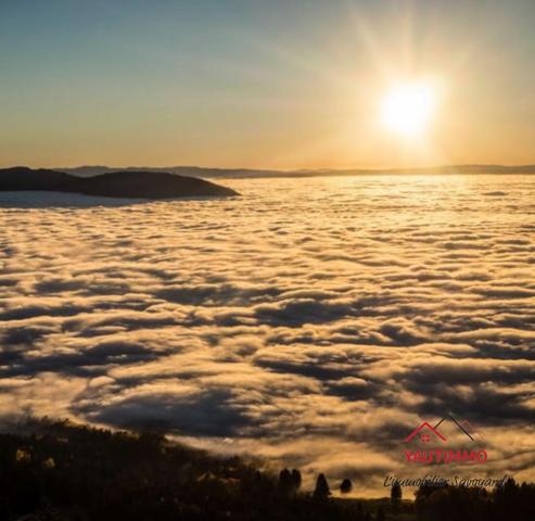 Lucinges (74380) Maison avec vue plongeante à vendre à Lucinges – Vue panoramique sur le Jura et le Jet d’eau de Genève