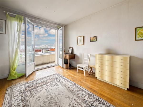 Appartement
         4 pièces
        - 85 m² 676 500 € *