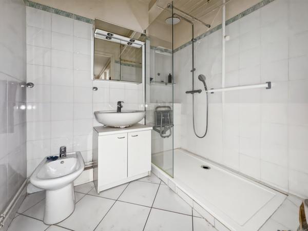 Appartement
         4 pièces
        - 85 m² 676 500 € *