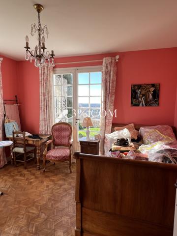 Villa 7 pièce(s) 4 chambre(s) 246 m²