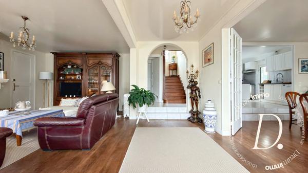 Maison Bourgeoise Atypique – Luminosité, beaux volumes  & Vie Tout à Pied