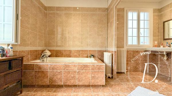 Maison Bourgeoise Atypique – Luminosité, beaux volumes  & Vie Tout à Pied
