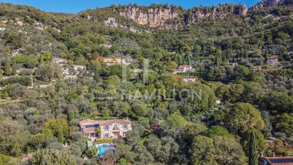 Magnifique propriété de 2 maisons au calme absolu Grasse