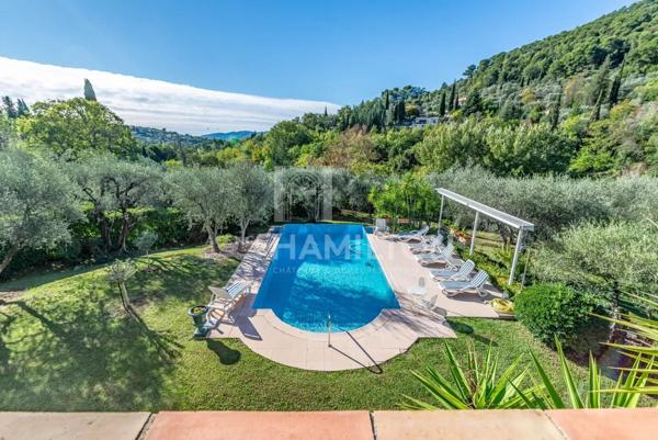 Magnifique propriété de 2 maisons au calme absolu Grasse