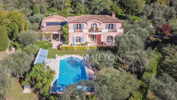Magnifique propriété de 2 maisons au calme absolu Grasse