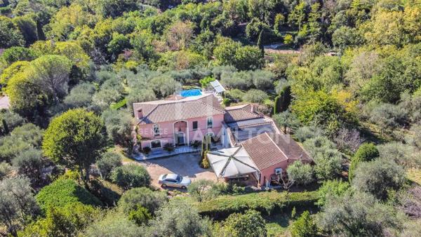 Magnifique propriété de 2 maisons au calme absolu Grasse