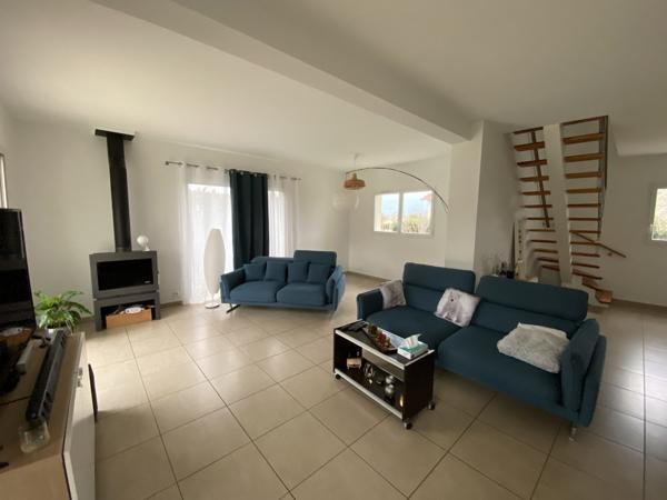 Maison contemporaine meublée avec garage