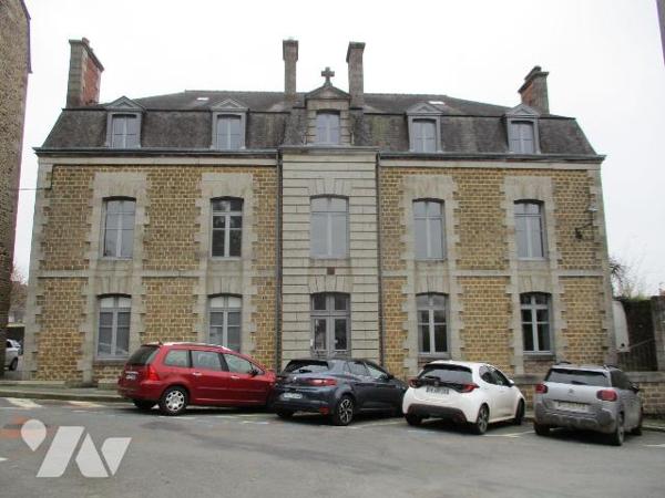 FACE AU JARDIN PUBLIC
Immeuble de rapport comprenant :
-au sous-sol : caves,
-au rez-de-chau...