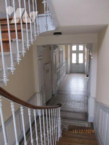 FACE AU JARDIN PUBLIC
Immeuble de rapport comprenant :
-au sous-sol : caves,
-au rez-de-chau...