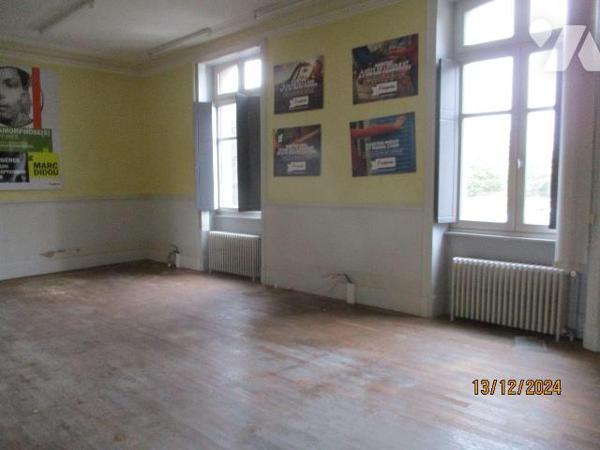 FACE AU JARDIN PUBLIC
Immeuble de rapport comprenant :
-au sous-sol : caves,
-au rez-de-chau...