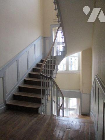 FACE AU JARDIN PUBLIC
Immeuble de rapport comprenant :
-au sous-sol : caves,
-au rez-de-chau...