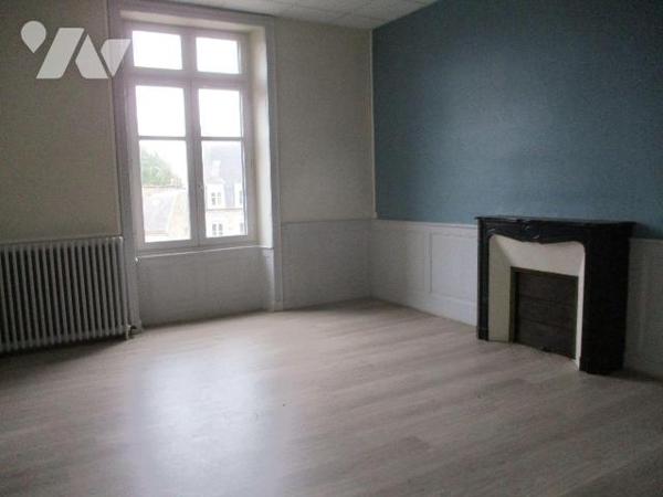 FACE AU JARDIN PUBLIC
Immeuble de rapport comprenant :
-au sous-sol : caves,
-au rez-de-chau...