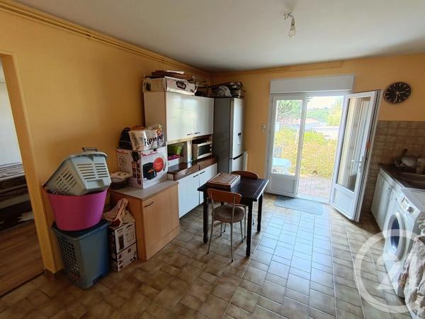 Maison à vendre  5 pièces - 129 m 2   MONTSURS ST CENERE  - 53