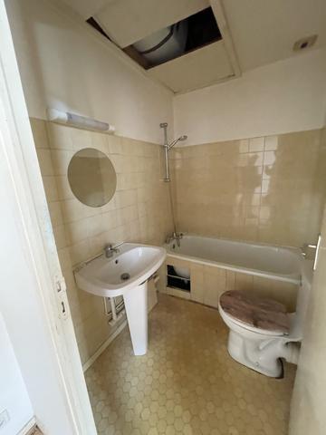 STUDIO A RENOVER DANS LA PIERRE