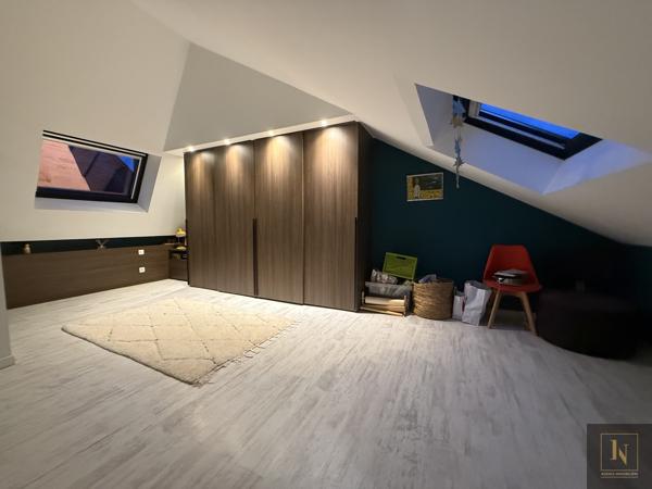 Maison
                                                                                                                                                                                                                                                                                                                        7 pièce(s)                                                                                                                                                                                                          4 chambre(s)                                                                                                                                                                                                          204  m²