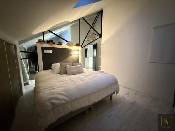 Maison
                                                                                                                                                                                                                                                                                                                        7 pièce(s)                                                                                                                                                                                                          4 chambre(s)                                                                                                                                                                                                          204  m²