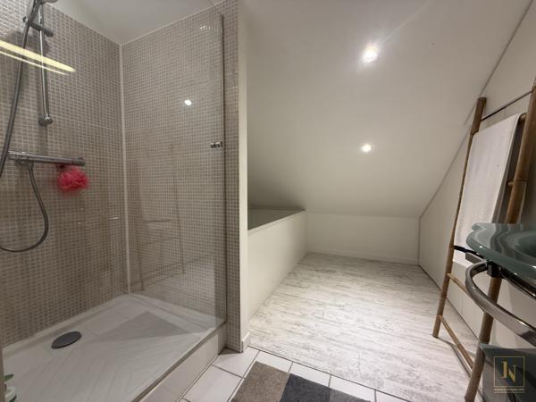 Maison
                                                                                                                                                                                                                                                                                                                        7 pièce(s)                                                                                                                                                                                                          4 chambre(s)                                                                                                                                                                                                          204  m²