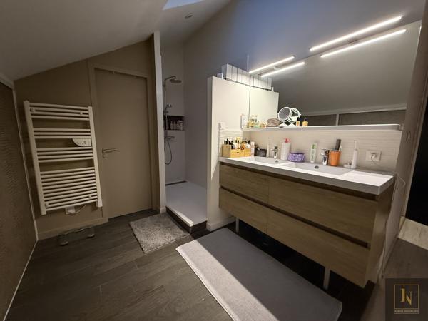 Maison
                                                                                                                                                                                                                                                                                                                        7 pièce(s)                                                                                                                                                                                                          4 chambre(s)                                                                                                                                                                                                          204  m²