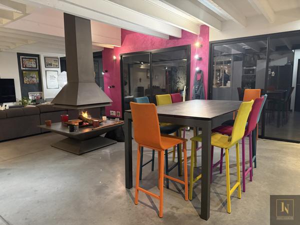 Maison
                                                                                                                                                                                                                                                                                                                        7 pièce(s)                                                                                                                                                                                                          4 chambre(s)                                                                                                                                                                                                          204  m²