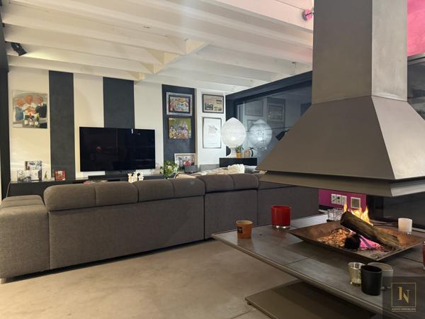 Maison
                                                                                                                                                                                                                                                                                                                        7 pièce(s)                                                                                                                                                                                                          4 chambre(s)                                                                                                                                                                                                          204  m²
