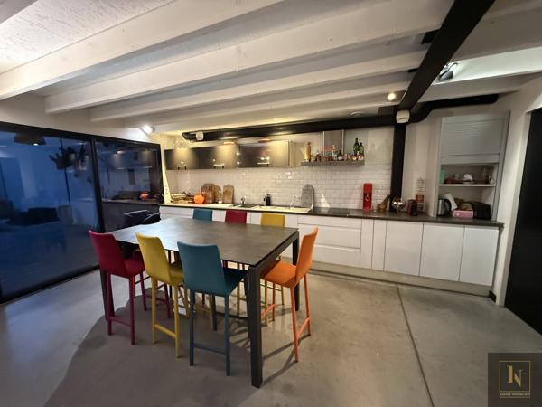 Maison
                                                                                                                                                                                                                                                                                                                        7 pièce(s)                                                                                                                                                                                                          4 chambre(s)                                                                                                                                                                                                          204  m²