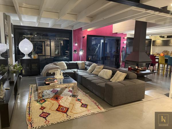 Maison
                                                                                                                                                                                                                                                                                                                        7 pièce(s)                                                                                                                                                                                                          4 chambre(s)                                                                                                                                                                                                          204  m²