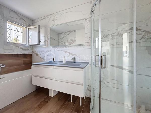 En exclusivité Sabrina FONTENOY (ei) vous invite à découvrir ce véritable coup de cœur : une villa contemporaine alliant confort moderne, économies d'énergie et finitions soignées.
Vous en rêvez, venez visiter et succomber au charme de cette habitation clé en main aux normes (RT2012)

Dès l'entrée une majestueuse pièce de vie de 66m², ce volume ouvert sur une cuisine équipée , idéal pour vos moments de convivialités en famille ou entre amis. 

Le confort du plain-pied:
Une suite parentale spacieuse (22m²) avec un agencement intelligent.
Une buanderie, un toilette séparé et l'espace chaufferie avec sa PAC AIR/EAU
L'ensemble donnant sur le jardin.

A l'étage:
3 Chambres lumineuses
1 salle de douche avec toilette

L'extérieur de 776m² est  offrant un beau potentiel pour vos futurs étés.

Une construction récente, où il ne reste plus qu'à poser vos valises.
Il est possible de faire une piscine ou un garage sur le terrain.

une vidéo est disponible sur demande.
Contactez moi pour organiser une visite!