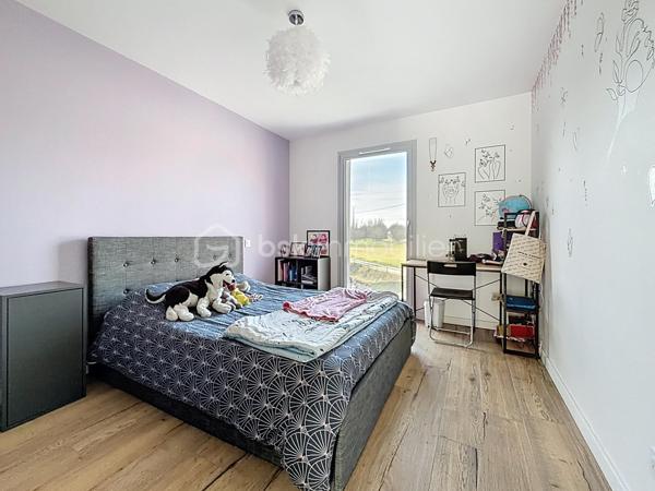 En exclusivité Sabrina FONTENOY (ei) vous invite à découvrir ce véritable coup de cœur : une villa contemporaine alliant confort moderne, économies d'énergie et finitions soignées.
Vous en rêvez, venez visiter et succomber au charme de cette habitation clé en main aux normes (RT2012)

Dès l'entrée une majestueuse pièce de vie de 66m², ce volume ouvert sur une cuisine équipée , idéal pour vos moments de convivialités en famille ou entre amis. 

Le confort du plain-pied:
Une suite parentale spacieuse (22m²) avec un agencement intelligent.
Une buanderie, un toilette séparé et l'espace chaufferie avec sa PAC AIR/EAU
L'ensemble donnant sur le jardin.

A l'étage:
3 Chambres lumineuses
1 salle de douche avec toilette

L'extérieur de 776m² est  offrant un beau potentiel pour vos futurs étés.

Une construction récente, où il ne reste plus qu'à poser vos valises.
Il est possible de faire une piscine ou un garage sur le terrain.

une vidéo est disponible sur demande.
Contactez moi pour organiser une visite!