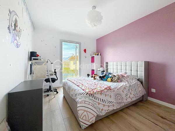 En exclusivité Sabrina FONTENOY (ei) vous invite à découvrir ce véritable coup de cœur : une villa contemporaine alliant confort moderne, économies d'énergie et finitions soignées.
Vous en rêvez, venez visiter et succomber au charme de cette habitation clé en main aux normes (RT2012)

Dès l'entrée une majestueuse pièce de vie de 66m², ce volume ouvert sur une cuisine équipée , idéal pour vos moments de convivialités en famille ou entre amis. 

Le confort du plain-pied:
Une suite parentale spacieuse (22m²) avec un agencement intelligent.
Une buanderie, un toilette séparé et l'espace chaufferie avec sa PAC AIR/EAU
L'ensemble donnant sur le jardin.

A l'étage:
3 Chambres lumineuses
1 salle de douche avec toilette

L'extérieur de 776m² est  offrant un beau potentiel pour vos futurs étés.

Une construction récente, où il ne reste plus qu'à poser vos valises.
Il est possible de faire une piscine ou un garage sur le terrain.

une vidéo est disponible sur demande.
Contactez moi pour organiser une visite!