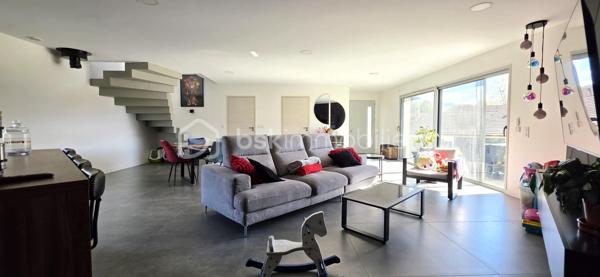 En exclusivité Sabrina FONTENOY (ei) vous invite à découvrir ce véritable coup de cœur : une villa contemporaine alliant confort moderne, économies d'énergie et finitions soignées.
Vous en rêvez, venez visiter et succomber au charme de cette habitation clé en main aux normes (RT2012)

Dès l'entrée une majestueuse pièce de vie de 66m², ce volume ouvert sur une cuisine équipée , idéal pour vos moments de convivialités en famille ou entre amis. 

Le confort du plain-pied:
Une suite parentale spacieuse (22m²) avec un agencement intelligent.
Une buanderie, un toilette séparé et l'espace chaufferie avec sa PAC AIR/EAU
L'ensemble donnant sur le jardin.

A l'étage:
3 Chambres lumineuses
1 salle de douche avec toilette

L'extérieur de 776m² est  offrant un beau potentiel pour vos futurs étés.

Une construction récente, où il ne reste plus qu'à poser vos valises.
Il est possible de faire une piscine ou un garage sur le terrain.

une vidéo est disponible sur demande.
Contactez moi pour organiser une visite!
