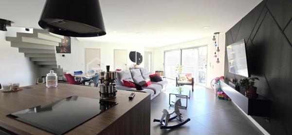 En exclusivité Sabrina FONTENOY (ei) vous invite à découvrir ce véritable coup de cœur : une villa contemporaine alliant confort moderne, économies d'énergie et finitions soignées.
Vous en rêvez, venez visiter et succomber au charme de cette habitation clé en main aux normes (RT2012)

Dès l'entrée une majestueuse pièce de vie de 66m², ce volume ouvert sur une cuisine équipée , idéal pour vos moments de convivialités en famille ou entre amis. 

Le confort du plain-pied:
Une suite parentale spacieuse (22m²) avec un agencement intelligent.
Une buanderie, un toilette séparé et l'espace chaufferie avec sa PAC AIR/EAU
L'ensemble donnant sur le jardin.

A l'étage:
3 Chambres lumineuses
1 salle de douche avec toilette

L'extérieur de 776m² est  offrant un beau potentiel pour vos futurs étés.

Une construction récente, où il ne reste plus qu'à poser vos valises.
Il est possible de faire une piscine ou un garage sur le terrain.

une vidéo est disponible sur demande.
Contactez moi pour organiser une visite!