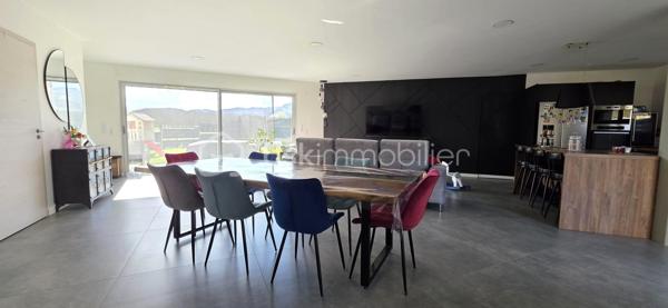 En exclusivité Sabrina FONTENOY (ei) vous invite à découvrir ce véritable coup de cœur : une villa contemporaine alliant confort moderne, économies d'énergie et finitions soignées.
Vous en rêvez, venez visiter et succomber au charme de cette habitation clé en main aux normes (RT2012)

Dès l'entrée une majestueuse pièce de vie de 66m², ce volume ouvert sur une cuisine équipée , idéal pour vos moments de convivialités en famille ou entre amis. 

Le confort du plain-pied:
Une suite parentale spacieuse (22m²) avec un agencement intelligent.
Une buanderie, un toilette séparé et l'espace chaufferie avec sa PAC AIR/EAU
L'ensemble donnant sur le jardin.

A l'étage:
3 Chambres lumineuses
1 salle de douche avec toilette

L'extérieur de 776m² est  offrant un beau potentiel pour vos futurs étés.

Une construction récente, où il ne reste plus qu'à poser vos valises.
Il est possible de faire une piscine ou un garage sur le terrain.

une vidéo est disponible sur demande.
Contactez moi pour organiser une visite!