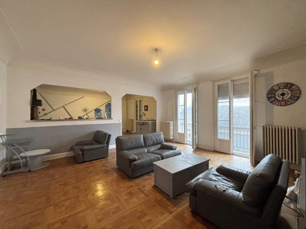 CHATILLON sur Seine : maison R+2 centre ville de 280 m² construction de 1950 avec terrain de 520m² et garages. Châtillon-sur-Seine (21400)